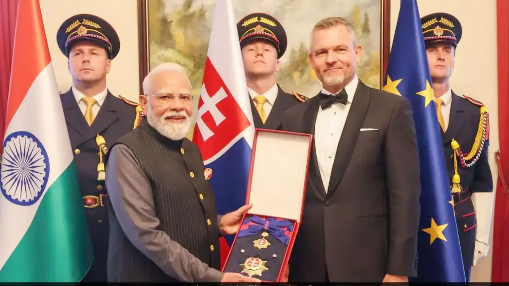 মোদিকে স্লোভাকিয়ার সর্বোচ্চ জাতীয় সম্মাননা ‘অর্ডার অব দ্য হোয়াইট ডবল ক্রস’ প্রদান